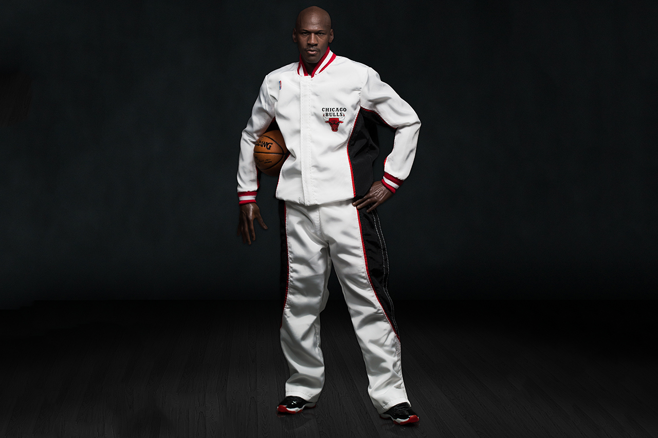 enterbays-michael-jordan-1-6-scale-23-away-hk-kicks-com-10th-anniversary-exclusive-figurine-6